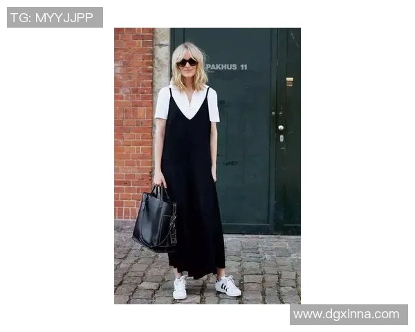 足球明星黑色衬衫女的时尚魅力与运动风格完美结合引领潮流新趋势